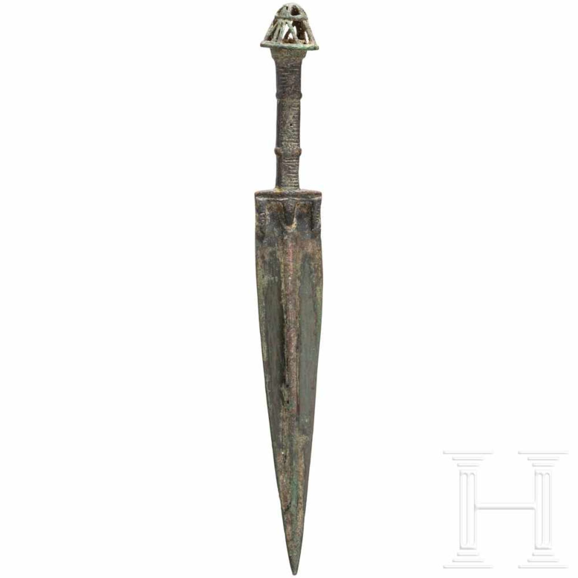 A Luristan bronze dagger, late 2nd - early 1st millenium B.C.Blade with wide central ridge. The hilt - Bild 2 aus 2