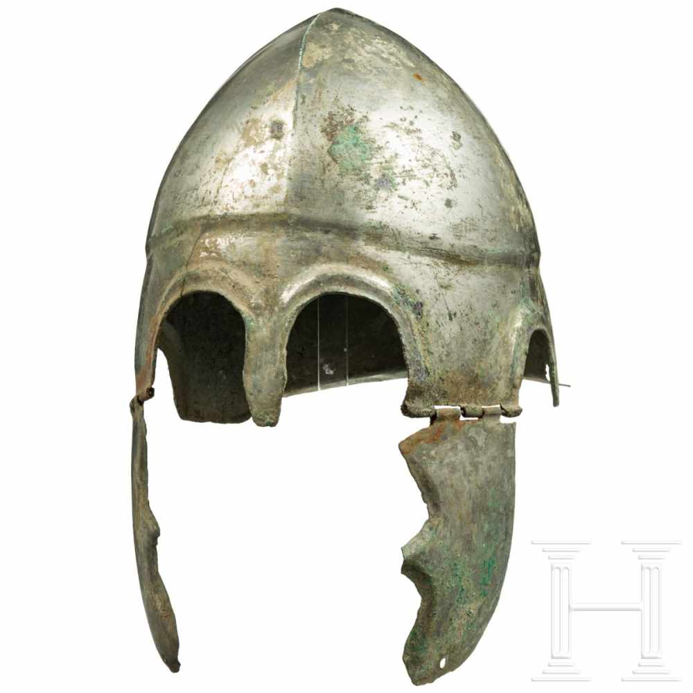 A Chalcidian helmet, type V, early 4th century B.C.Bronze helmet with full-faced tin plating with - Image 3 of 9