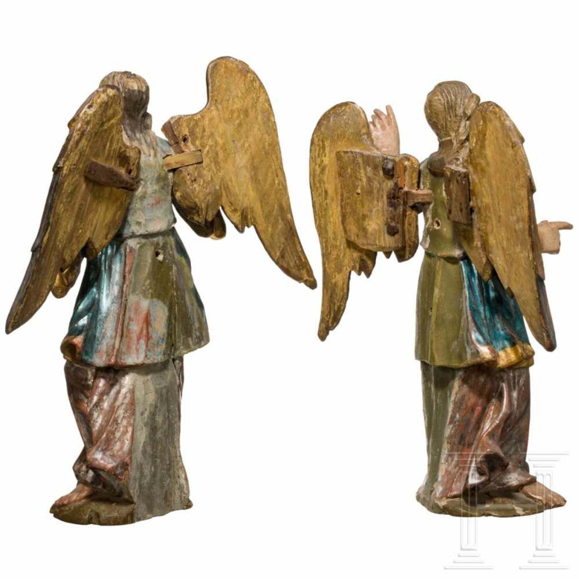 A pair of German angels, circa 1800Geschnitzte Figuren aus Lindenholz mit angesetzten Flügeln und - Bild 2 aus 6