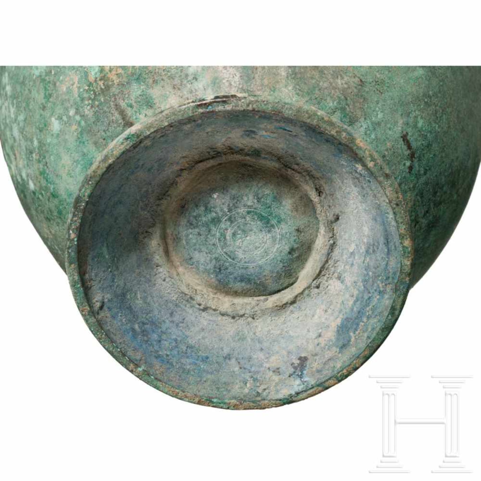 A Greek bronze hydria, 5th Century BCAn exquisite, large bronze hydria. The ovoid body with broad - Bild 6 aus 7