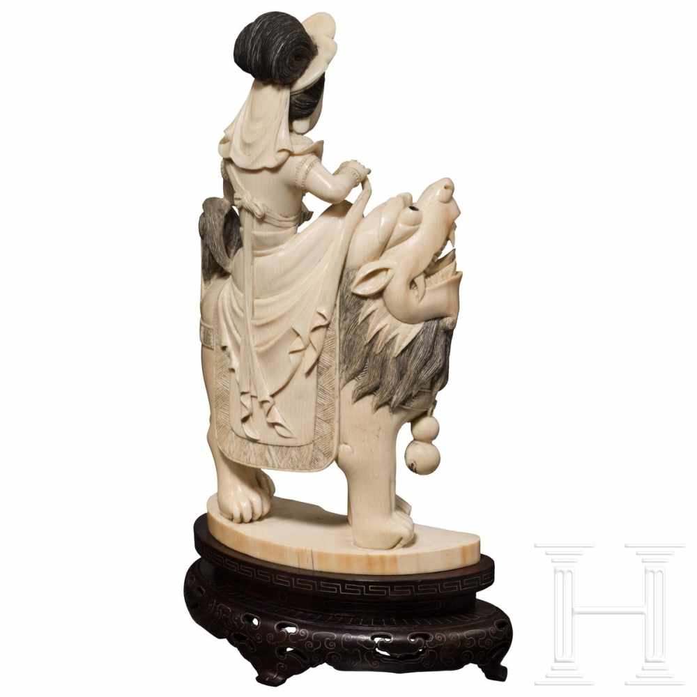 A carved Chinese ivory figurine, ca. 1930Vollplastisch und einteilig aus Elfenbein geschnitzte Figur - Image 2 of 2