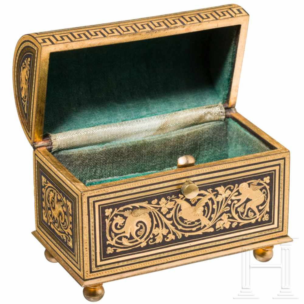 A very fine probably French gilded bronze box in Renaissance style decorations, circa 1900Auf vier