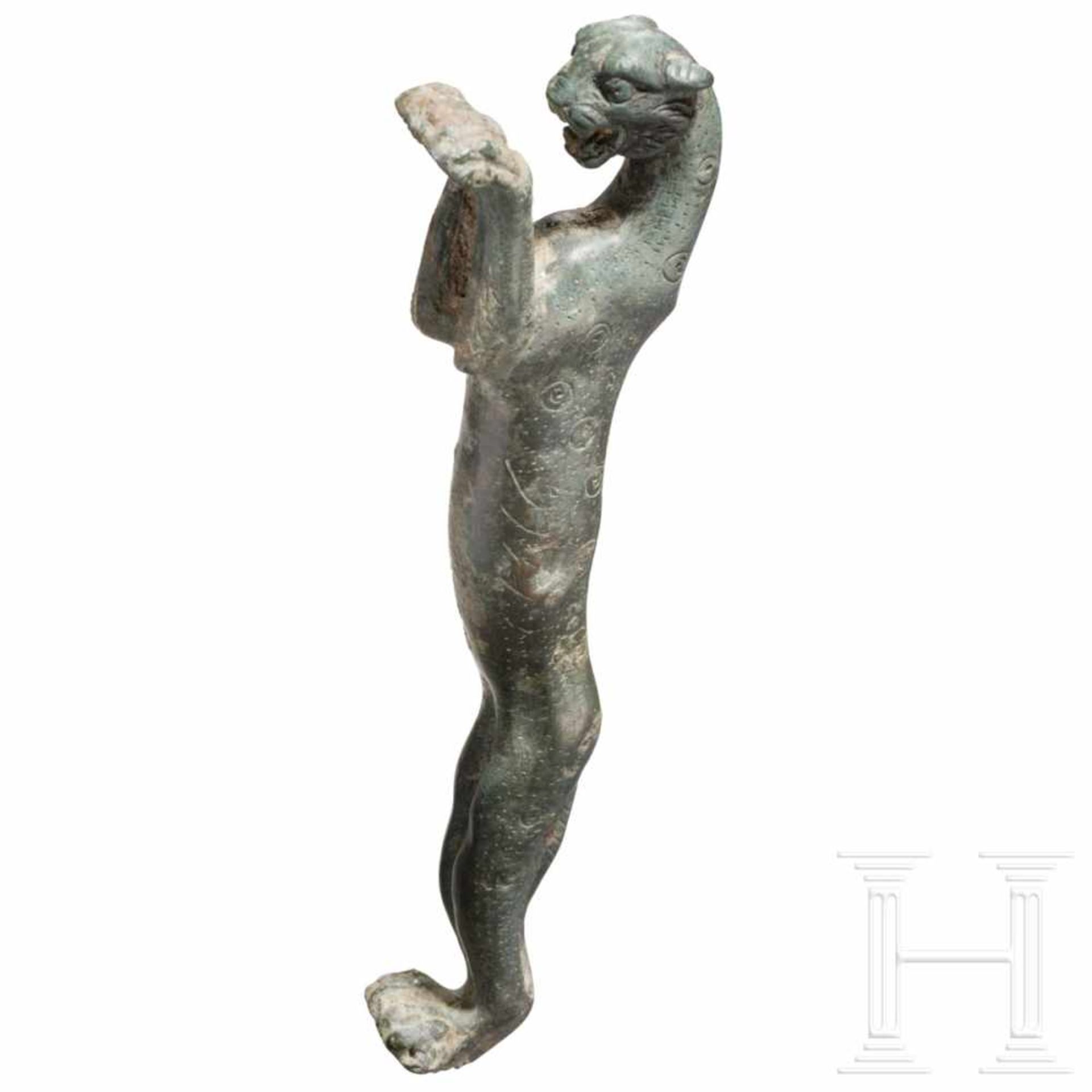 A Roman bronze handle in the shape of a panther, 2nd - 3rd centuryFurniture handle in the shape of a - Bild 3 aus 3