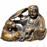 A small bronze of a resting wise man, China, 18th/19th centuryBronze mit bräunlicher Alterspatina.