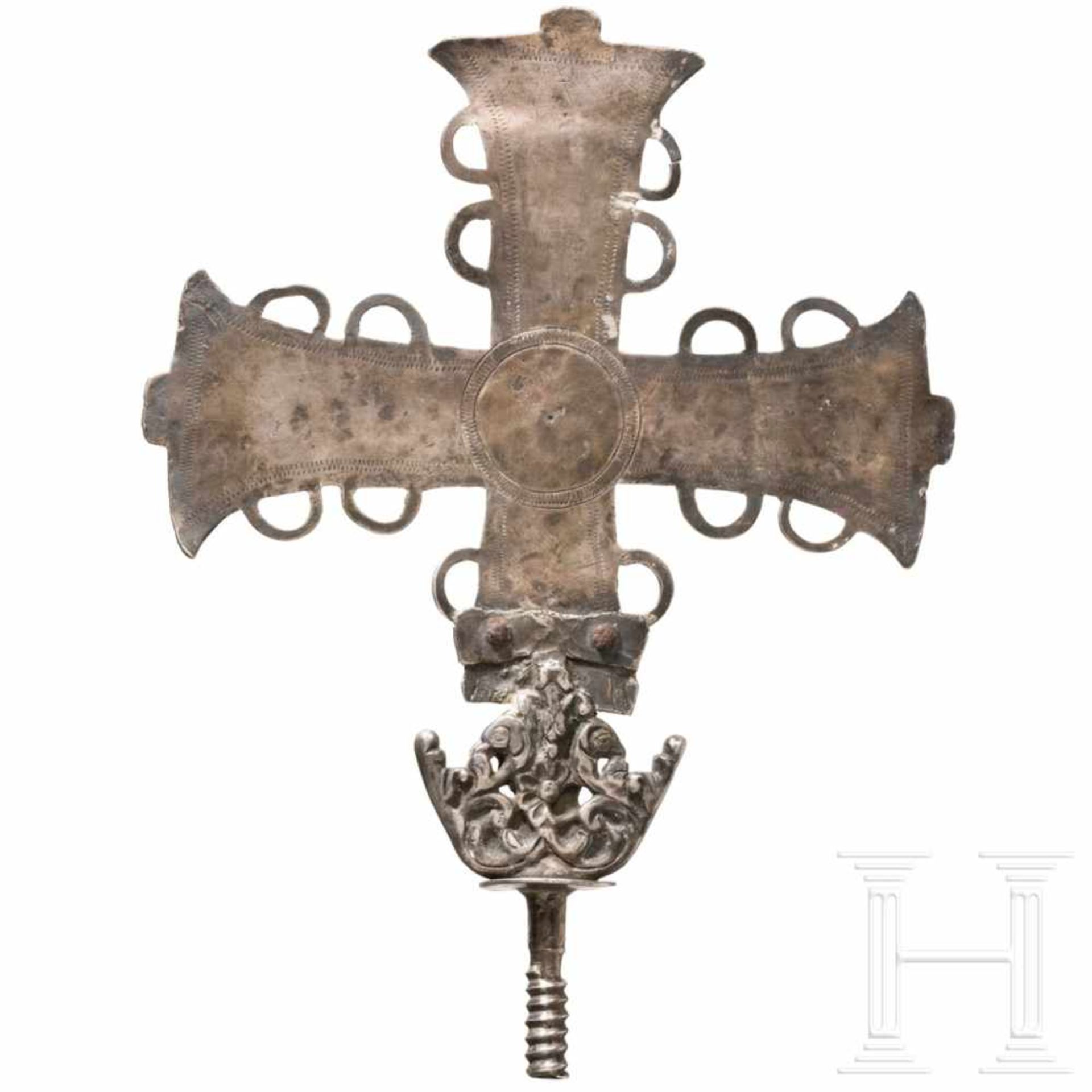 An Iberian silver bearing cross, 16th/17th centuryEventuell früheres Kreuz mit geflecheltem Dekor - Bild 2 aus 2