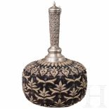 A velvet-covered, embroidered silver water flask, India, circa 1900Ballonförmig getriebener, oben