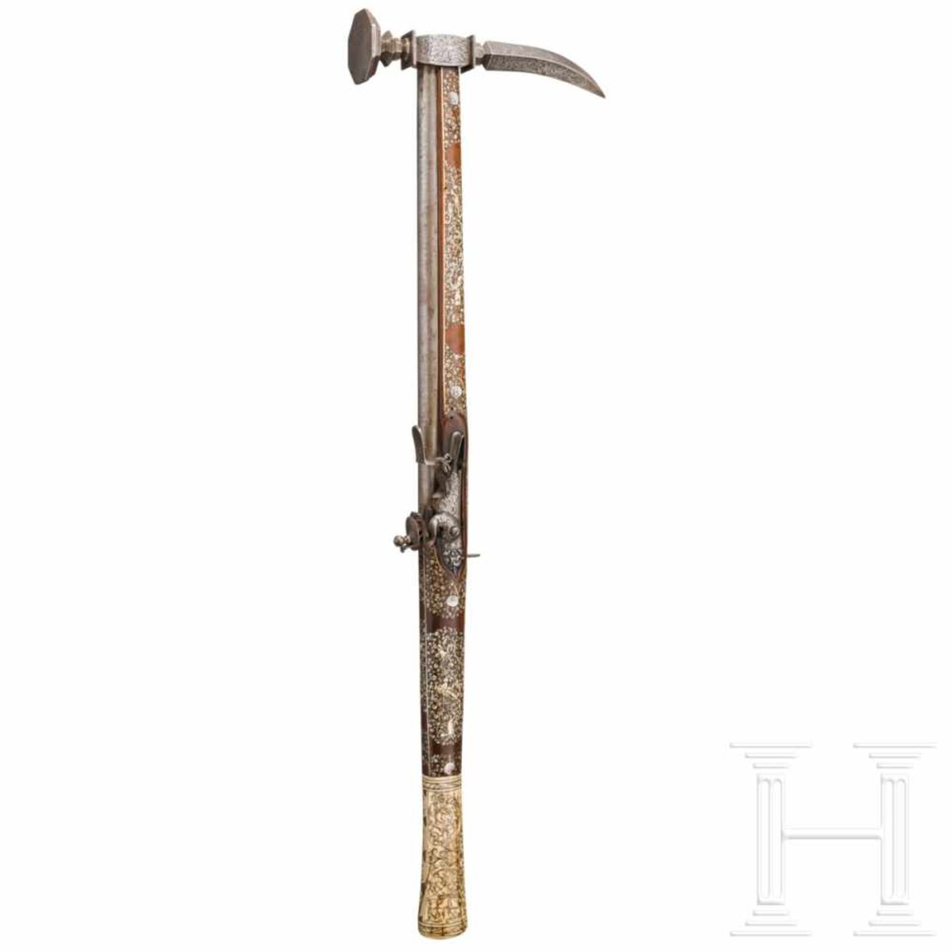 A rare Cieszyn flintlock war hammer with lavish bone inlays, circa 1720The sturdy, curved, - Bild 2 aus 13