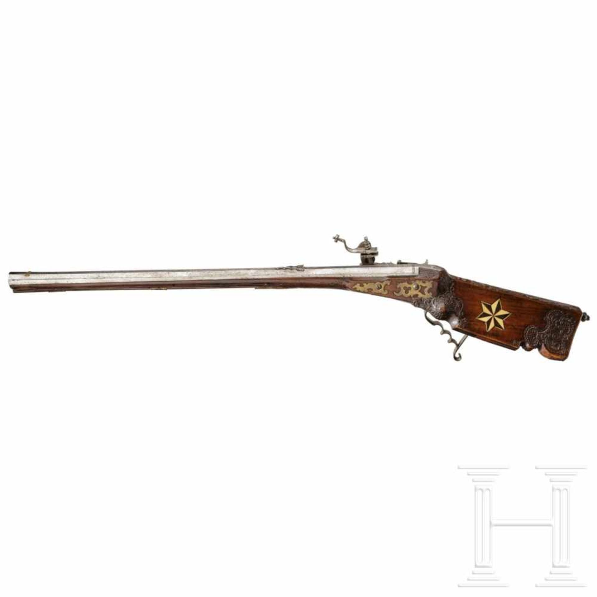 An Austrian wheellock rifle by J.Oberkogler, Linz, circa 1730A rifled octagonal barrel in calibre 13 - Bild 2 aus 4