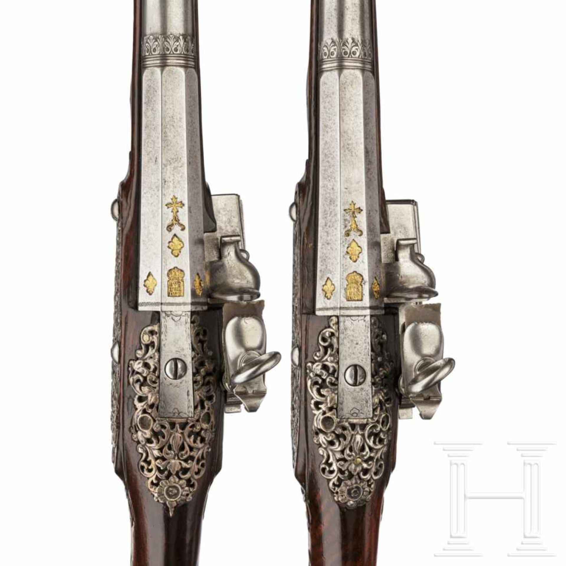 A pair of North Spanish, silver-mounted miquelet pistols, late 18th centuryOctagonal barrels turning - Bild 7 aus 9