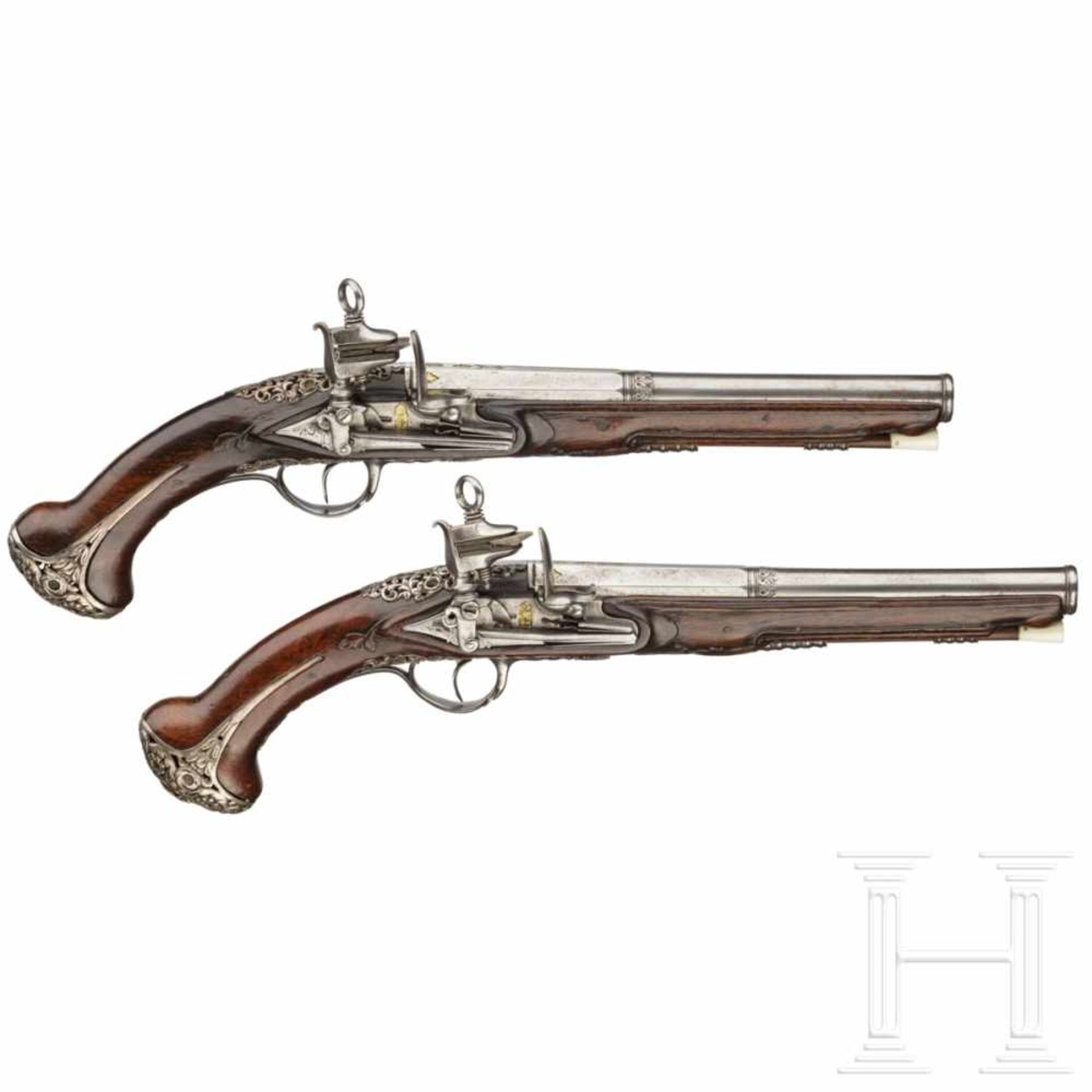 A pair of North Spanish, silver-mounted miquelet pistols, late 18th centuryOctagonal barrels turning - Bild 2 aus 9