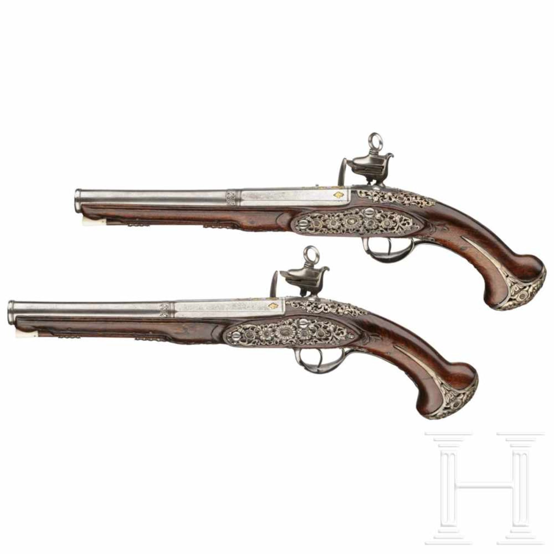 A pair of North Spanish, silver-mounted miquelet pistols, late 18th centuryOctagonal barrels turning - Bild 3 aus 9