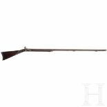 A Chinese flintlockgun, circa 1800Glatter runder Lauf im Kaliber 12,5 mm, über der Kammer sparsam