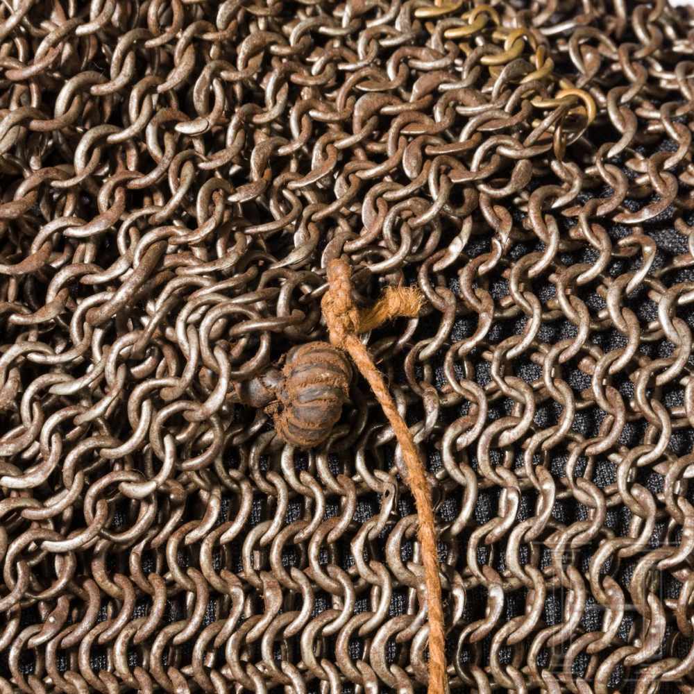 A German coat of mail, 1st half of the 15th centuryThe sturdy, riveted chain mail made of rings with - Image 4 of 9