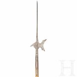 A German halberd, circa 1580Lange, schlanke Vierkant-Stoßklinge. Schlankes halbmondförmiges Blatt