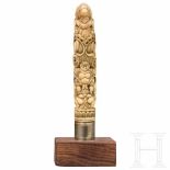 A carved ivory handle for a dha, Burma, around 1900Leicht gekrümmter Griff aus Elfenbein mit