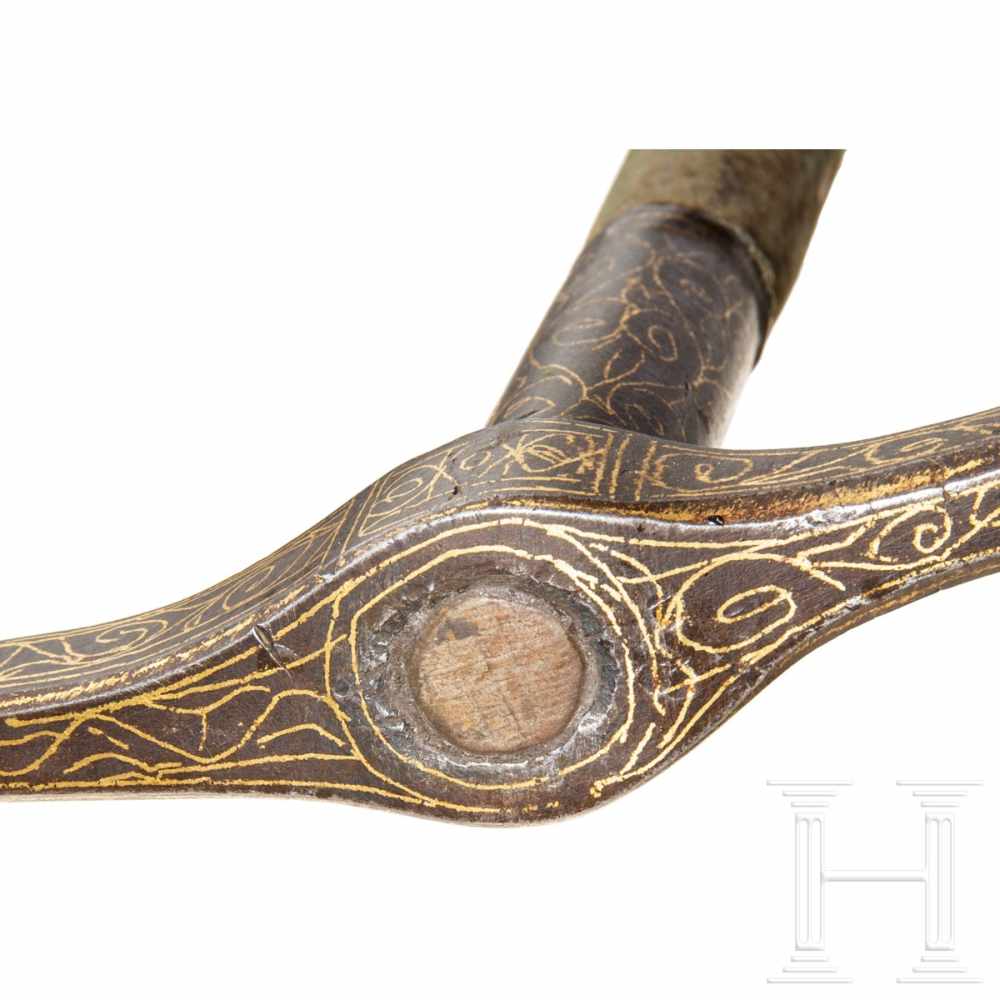 An Ottoman gold-damascened warhammer (nacak), 18th centuryKopf mit stark geschwungenem Schnabel, - Image 6 of 6
