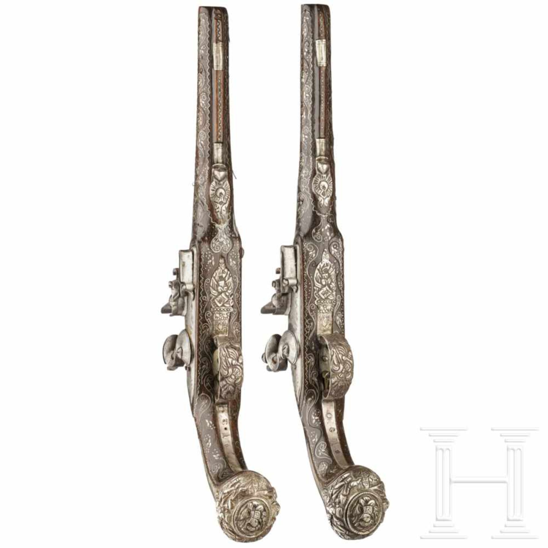 A pair of Ottoman silver-mounted deluxe flintlock pistols, circa 1820Round, single-stepped barrels - Bild 4 aus 6