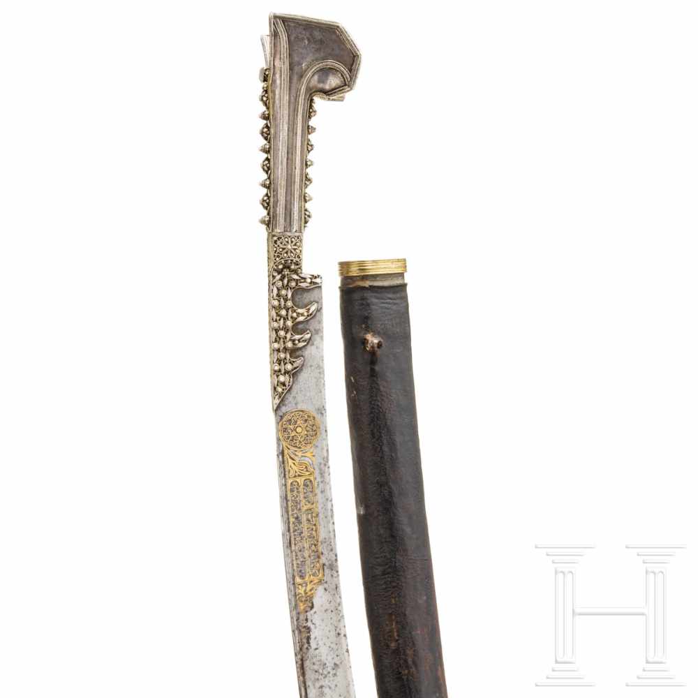 An Ottoman Silver-mounted yatagan, circa 1820Typische am Rücken gekehlte Klinge mit beidseitig - Image 3 of 9