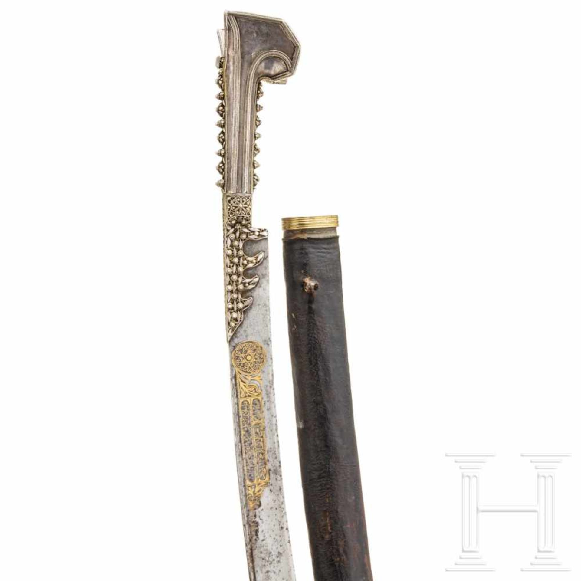 An Ottoman Silver-mounted yatagan, circa 1820Typische am Rücken gekehlte Klinge mit beidseitig - Bild 3 aus 9