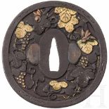 A tsuba, Japan, circa 1800Eiserne Nademarugata Tsuba im Shoami-Stil mit teils vergoldetem und