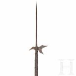 A German halberd, circa 1600Lange schlanke Vierkant-Stoßklinge. Schlankes halbmondförmiges Blatt mit