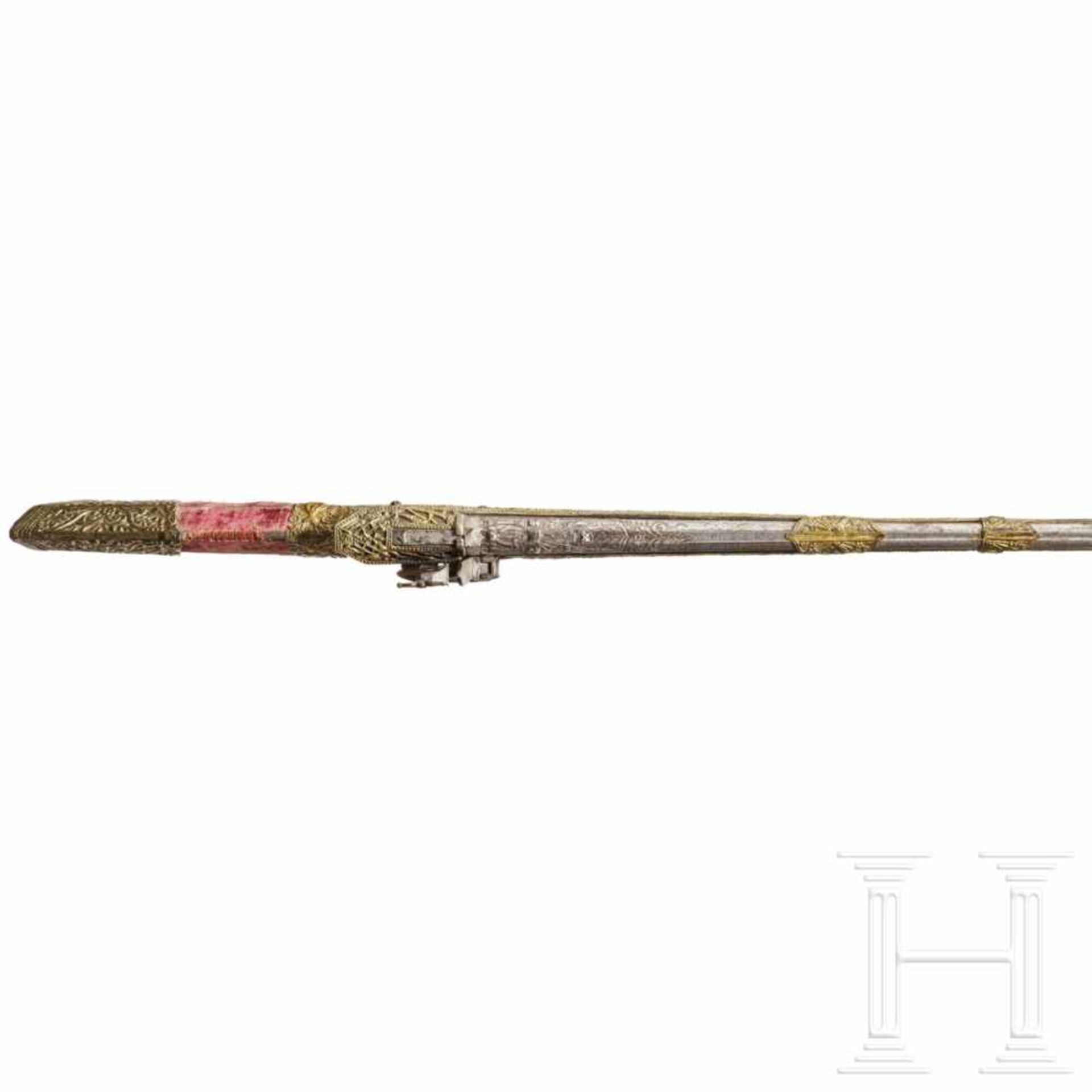 A long, Ottoman tüfek, 18th centurySmooth barrel in 15 mm calibre, a silver front sight and silver- - Bild 5 aus 8