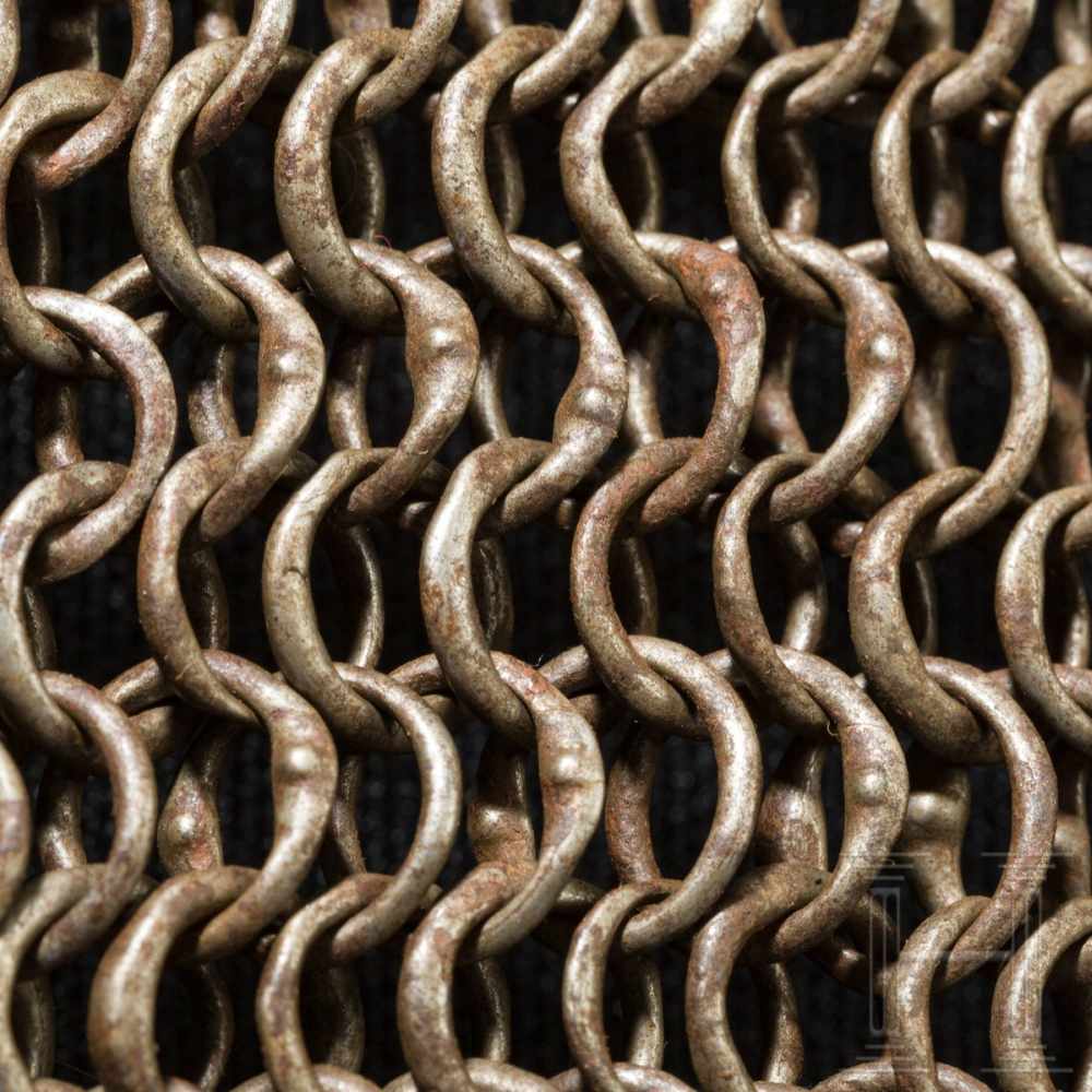 A German coat of mail, 1st half of the 15th centuryThe sturdy, riveted chain mail made of rings with - Image 7 of 9