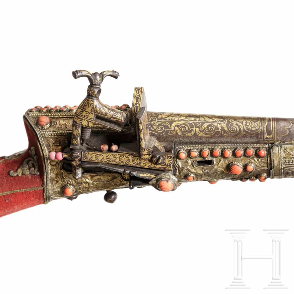 An Ottoman tüfek, set with corals, 18th centuryThe rifled barrel in Damascus steel with a - Image 4 of 9