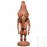 A Papua New Guinean anthropomorphic figureWeibliche Figur mit typischer eingerollter Nase,