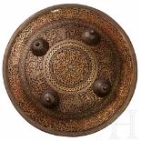 An Indian round shield, circa 1900Leicht gewölbter, durchbrochen gearbeiteter Rundschild mit reicher