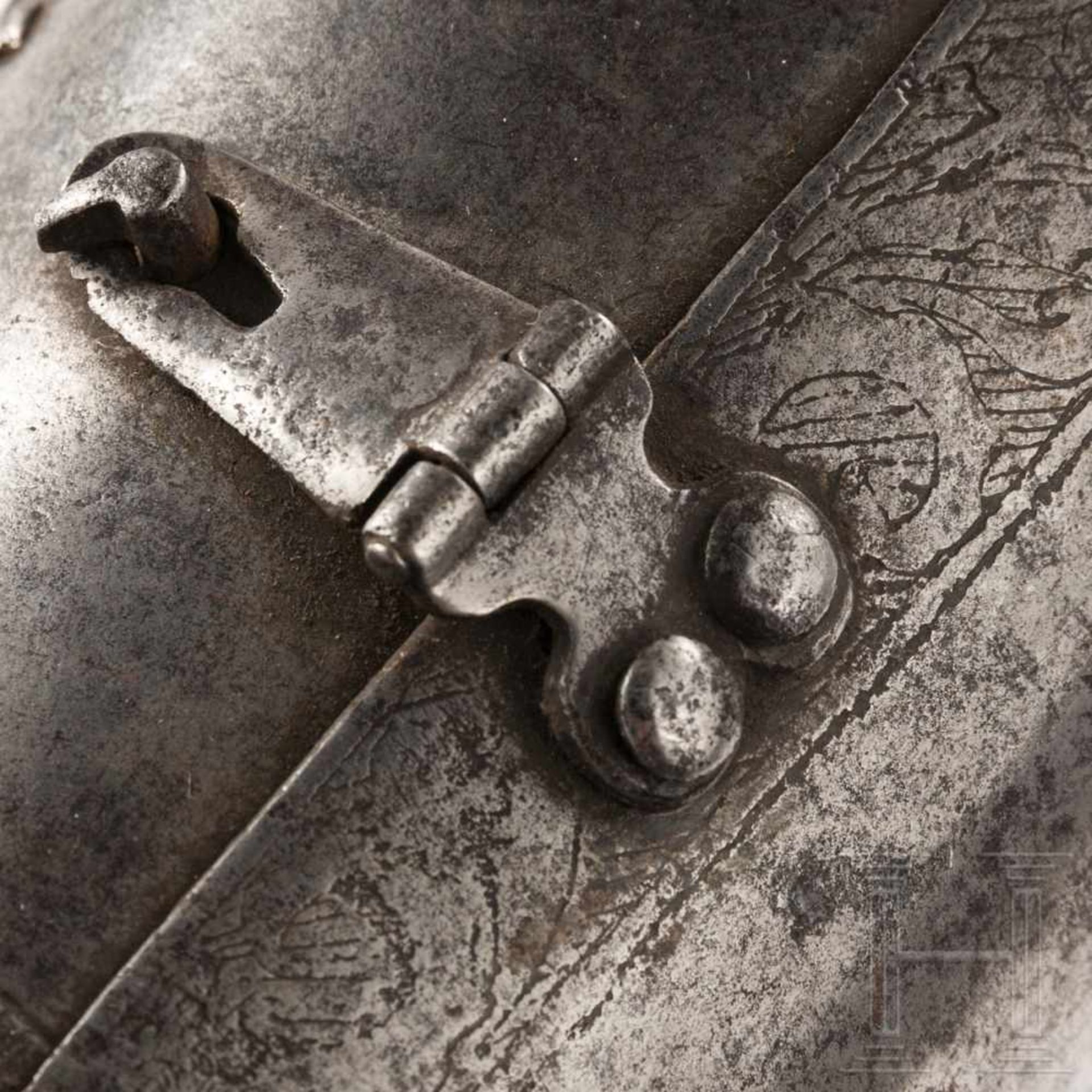 A pair of assembled German spaulders and arms, circa 1540Sechsfach geschobene, kleine Schultern. - Bild 7 aus 8