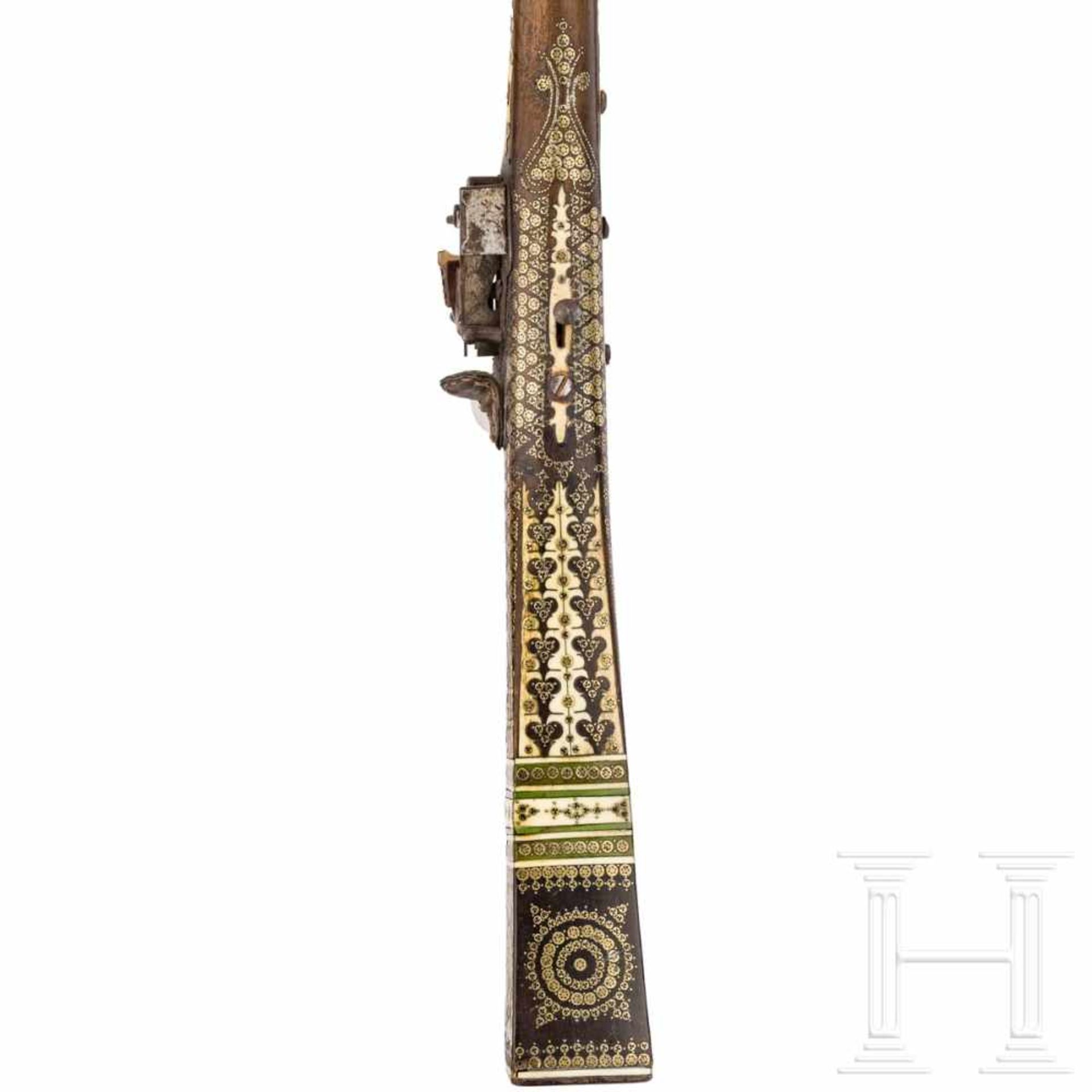 An Ottoman miquelet-lock rifle (tufek), 1st half of 18th centuryOctagonal, swamped barrel of rose - Bild 5 aus 6