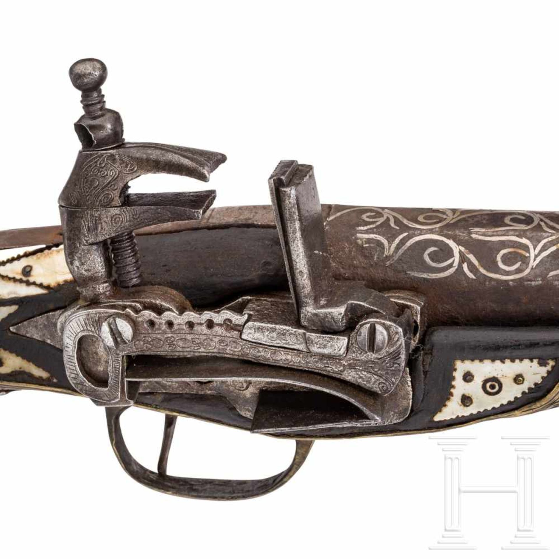 A mother-of-pearl fitted Bulgarian miquelet rifle, 1st half of the 19th centuryAchtkantiger, - Bild 3 aus 5