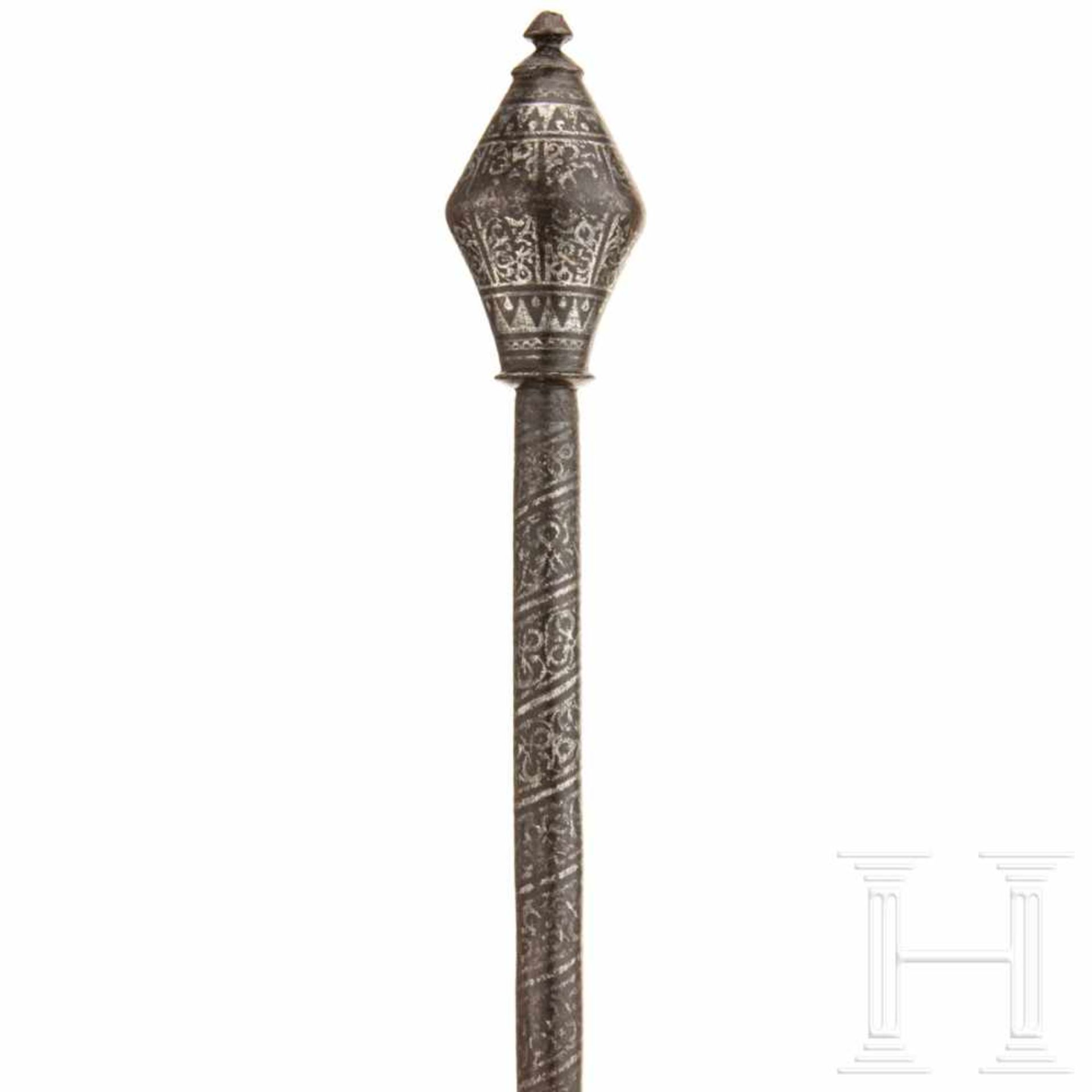 An Ottoman silver-damascened mace, 18th centurySchmiedeeisen. Doppelkonischer Schlagkopf mit - Bild 2 aus 4