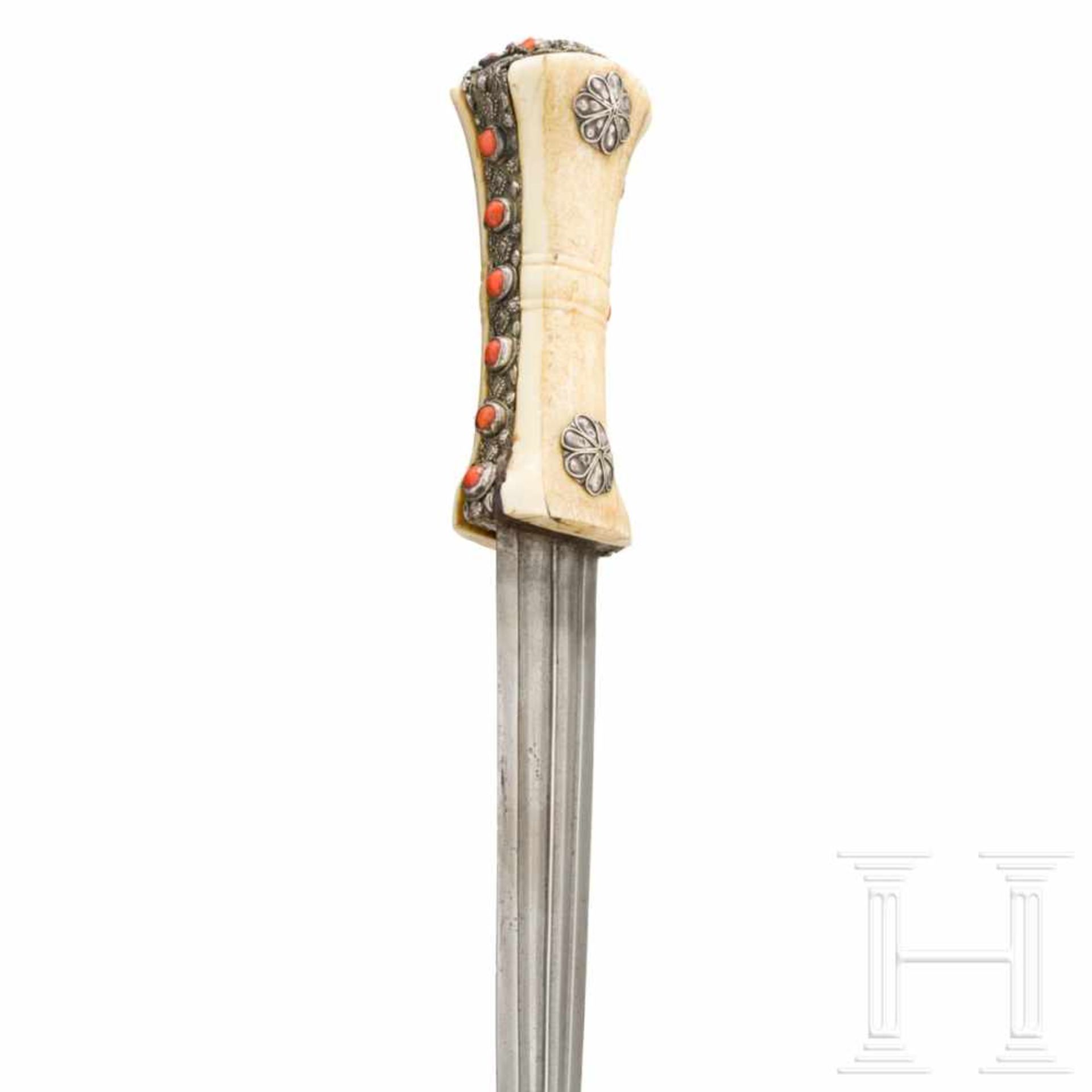 An Ottoman silver-mounted spearhead dagger, set with corals, circa 1800The double-edged blade in - Bild 3 aus 6