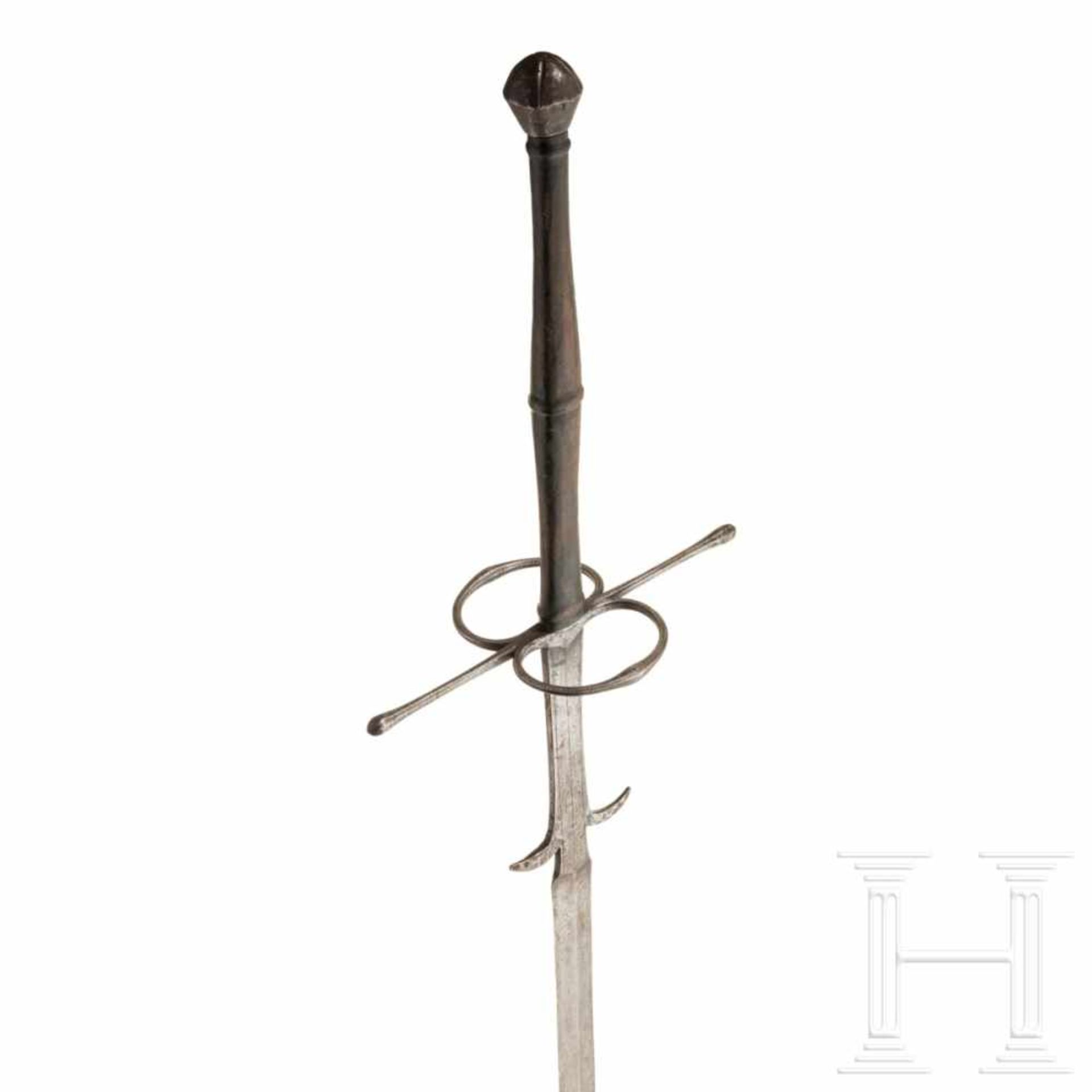 A German two-hand sword, circa 1580Beidseitig gegratete, zweischneidige Klinge mit seitlichen - Bild 4 aus 5