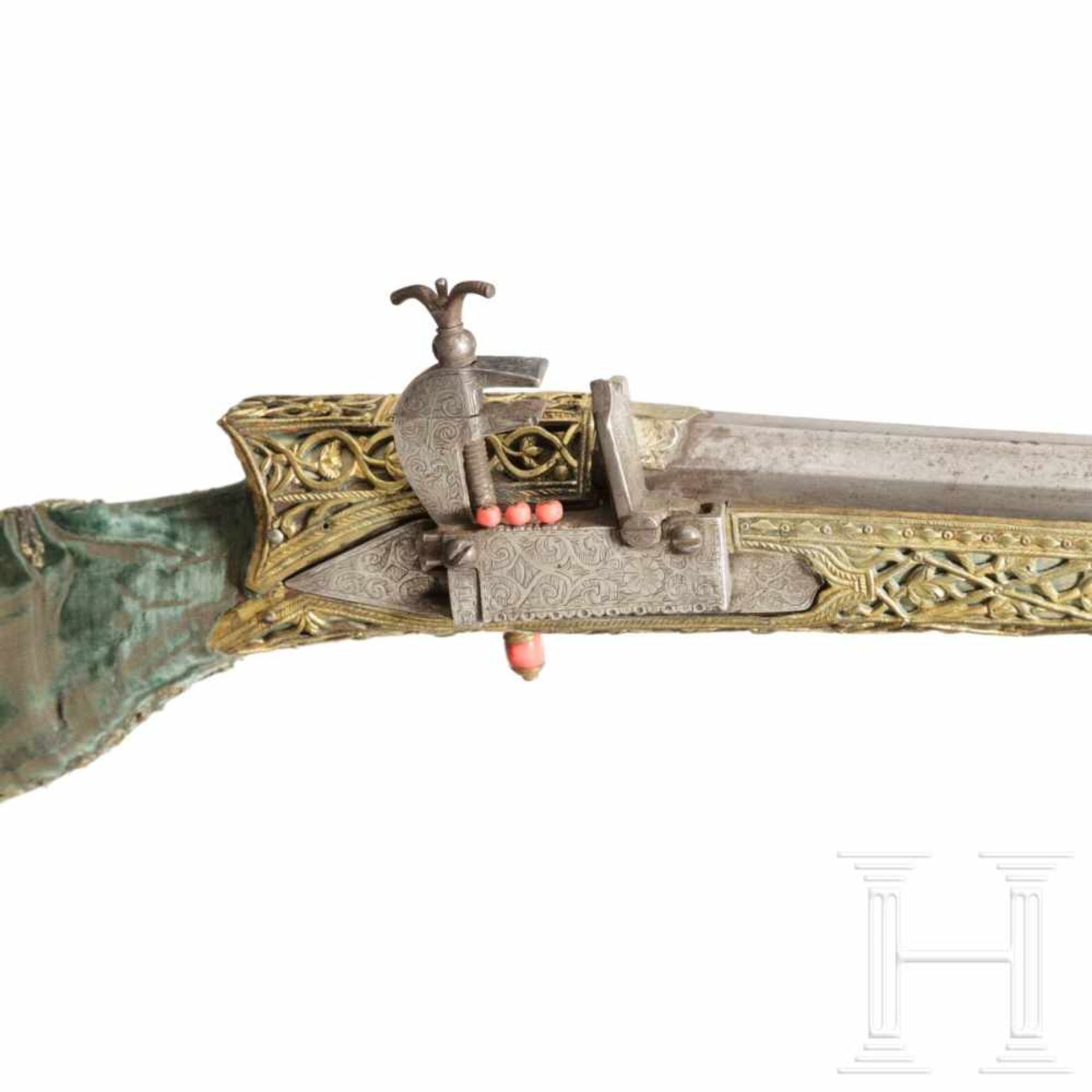 A magnificent Ottoman deluxe miquelet rifle with gilt silver mounts, circa 1780The octagonal - Bild 4 aus 6