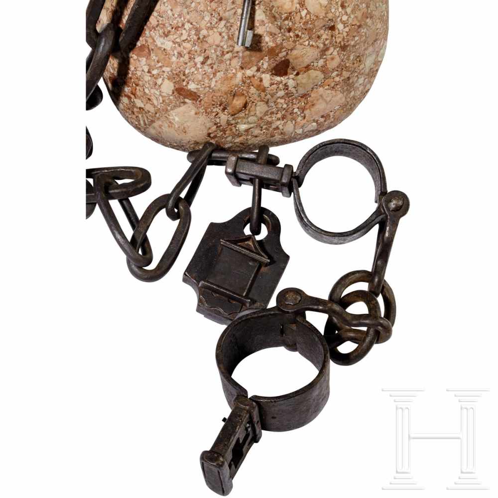 A South German/Austrian heavy ball and chain, 17th/18th centuryThe sturdy wrought iron chain - Image 2 of 3