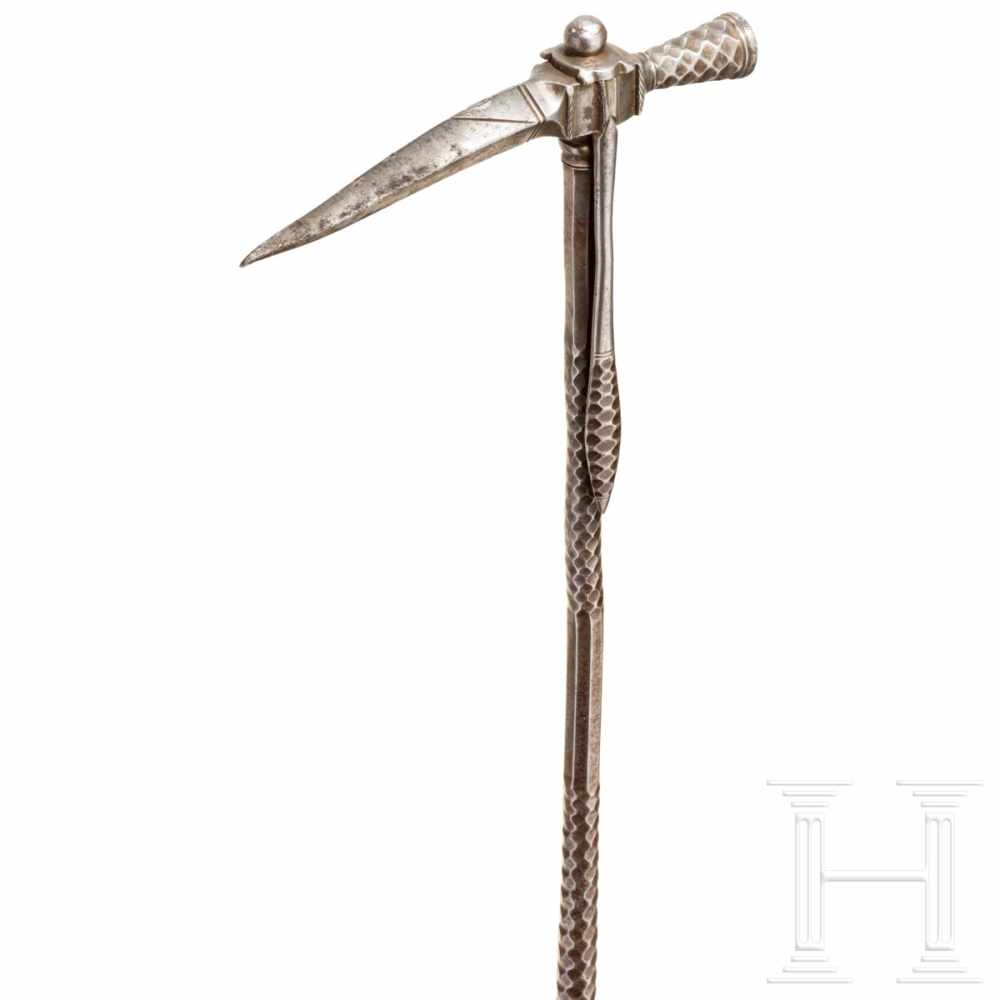 A long German war hammer with faceted decor, circa 1600Slender, slightly curved, rectangular beak. - Image 4 of 7