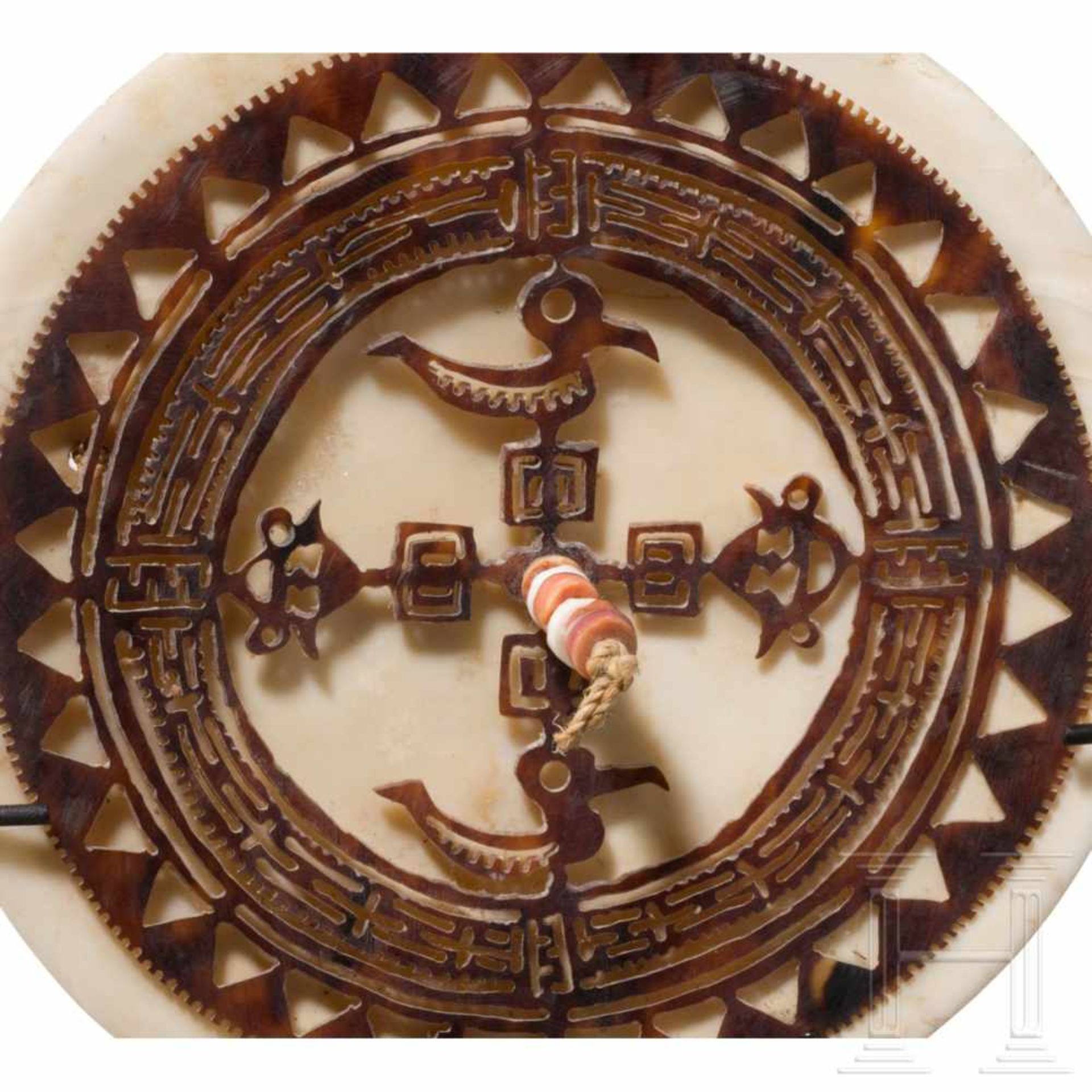 A "Dala" or "Kap Kap" ornament from the Solomon IslandsScheibenförmiger Schmuck aus der Schale einer - Bild 4 aus 4