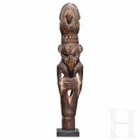 A Papua New Guinean anthropomorphic figureStilisierte Figur mit typischer eingerollter Nase,