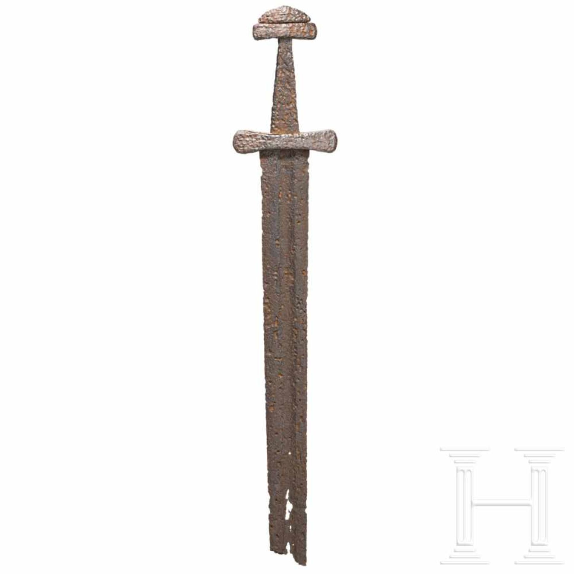 A fragemt of a North European Viking sword, 10th centuryDouble-edged blade with flat fullers on both - Bild 2 aus 5