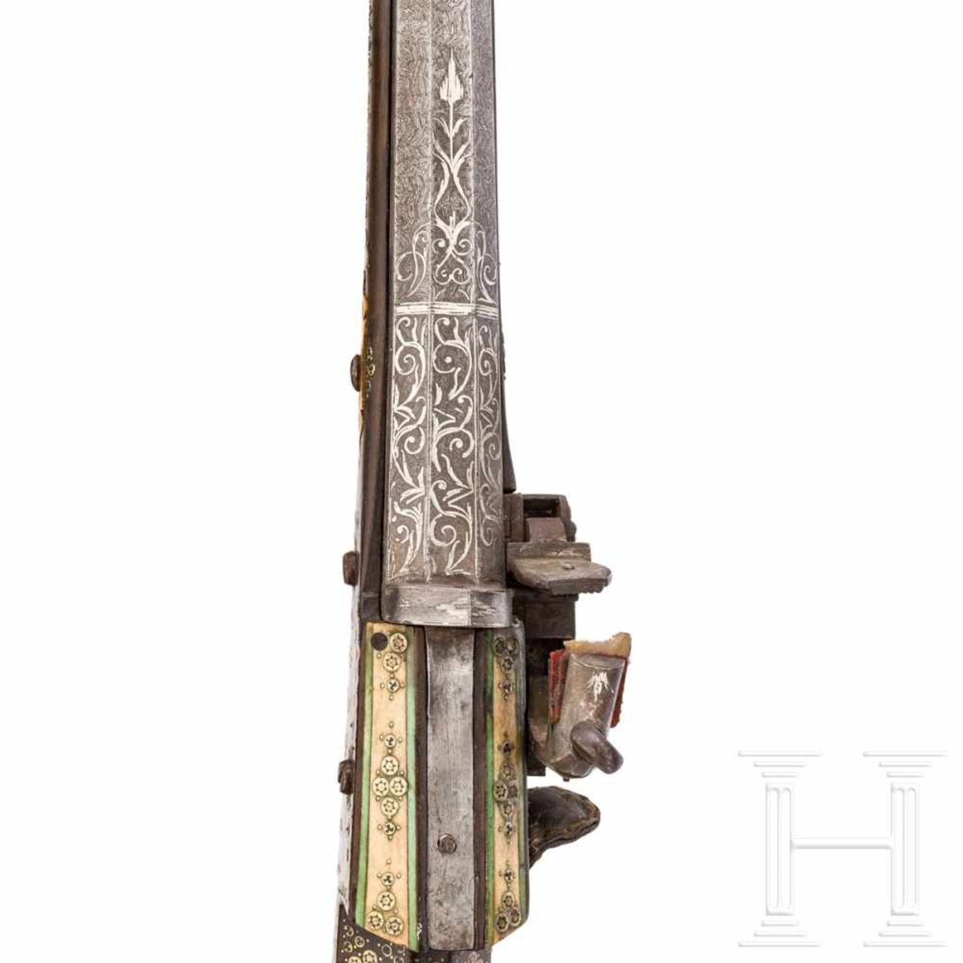 An Ottoman miquelet-lock rifle (tufek), 1st half of 18th centuryOctagonal, swamped barrel of rose - Bild 4 aus 6