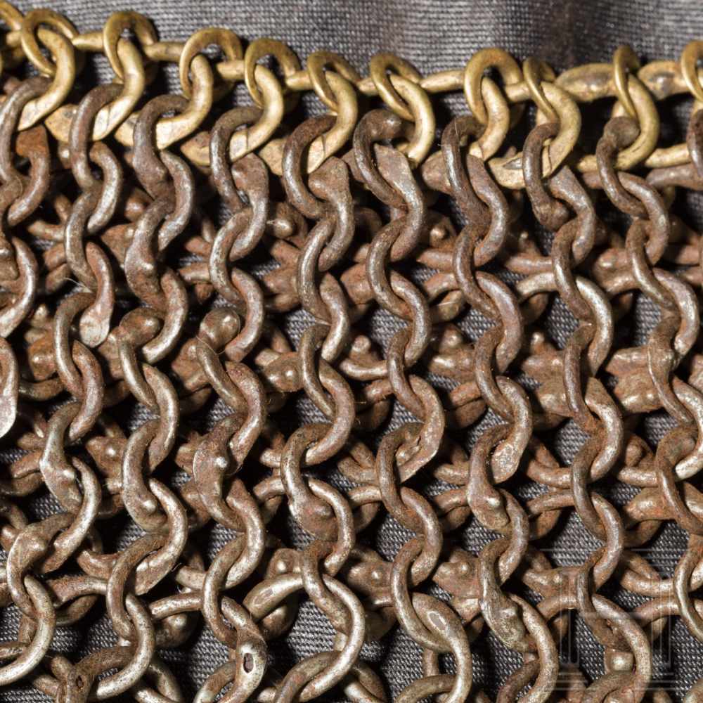 A German coat of mail, 1st half of the 15th centuryThe sturdy, riveted chain mail made of rings with - Image 9 of 9