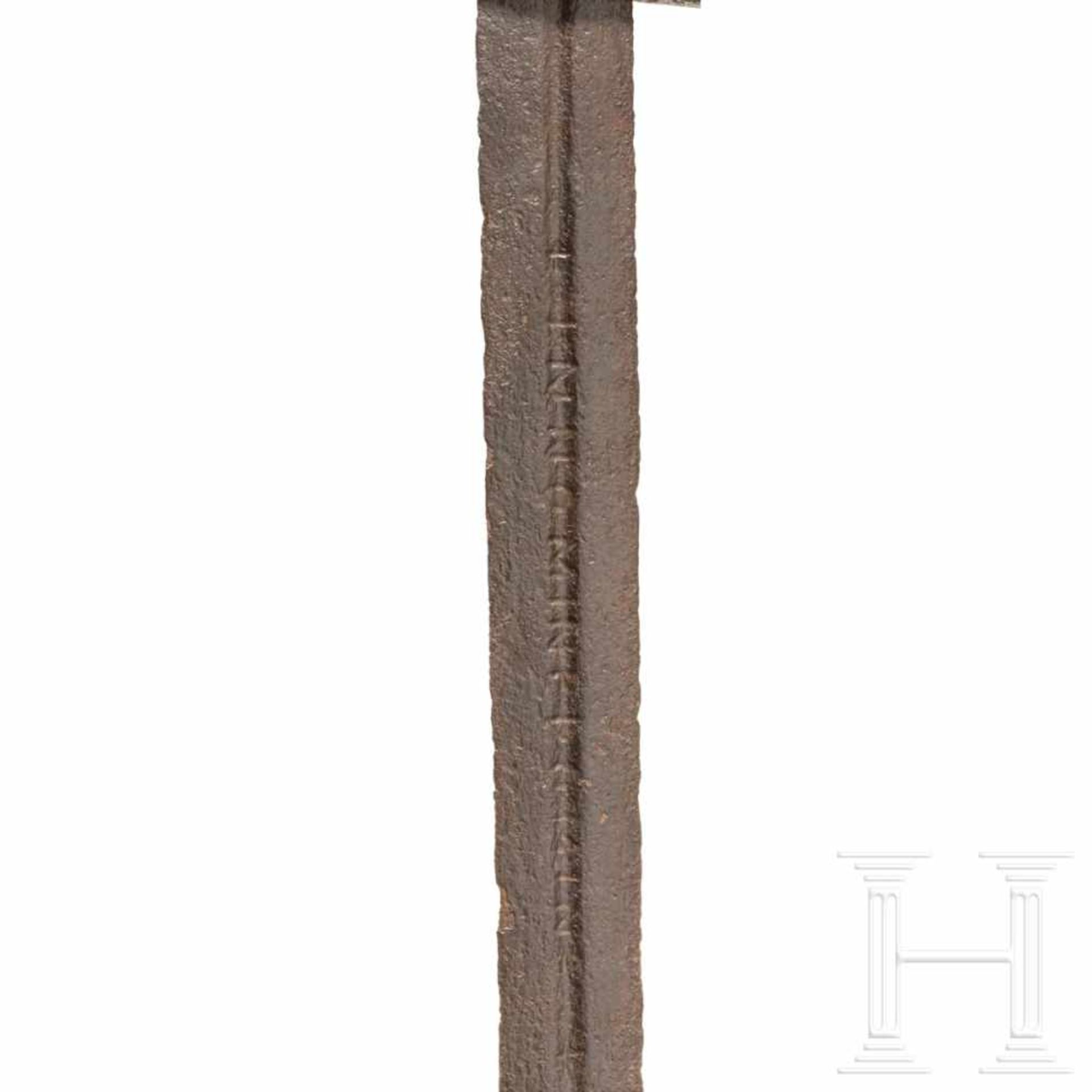 A German knightly sword, circa 1100 – 1150Sturdy, double-edged blade of lenticular cross-section. - Bild 8 aus 8
