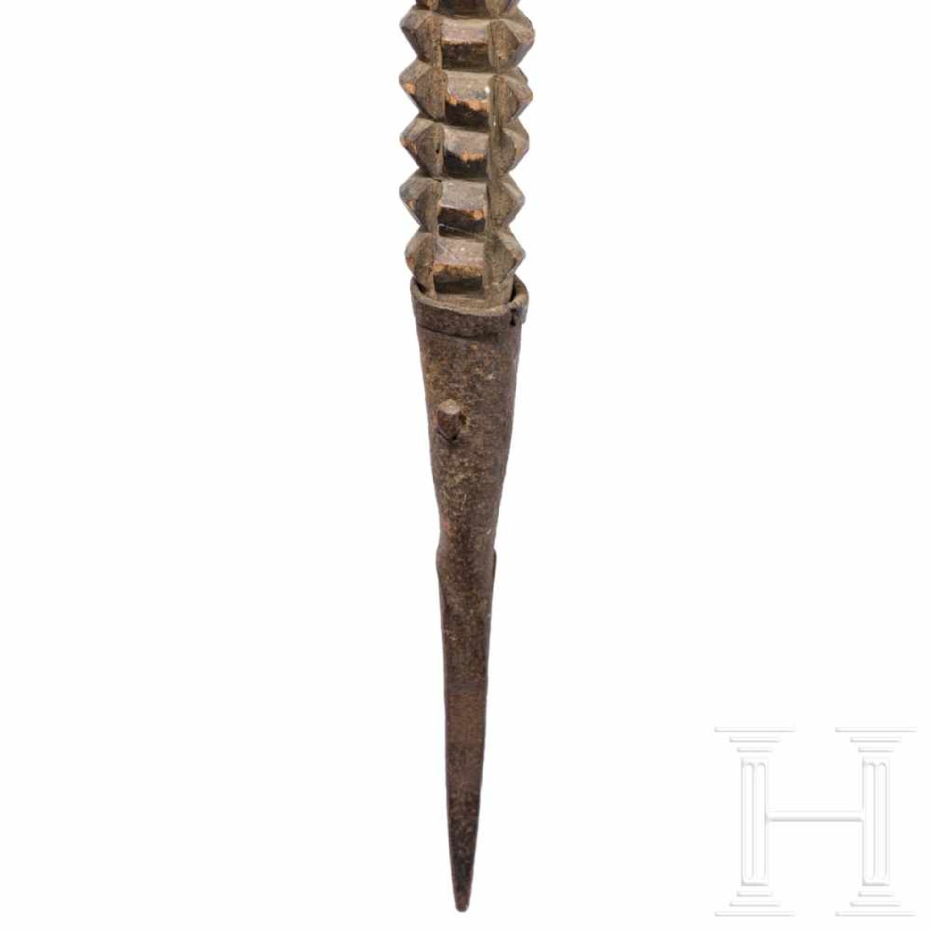 An Oceanian carved ceremonial staffReich beschnitzter Stab, durch doppelt konische, quaderförmige - Bild 3 aus 5