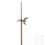 A German halberd, circa 1600Schlanke Vierkant-Stoßspitze. Halbmondförmiges Blatt mit kleinen, nach