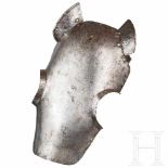 A German head protection for horses, 16th centuryEinteilig gearbeiteter Stirnschutz mit halbrund