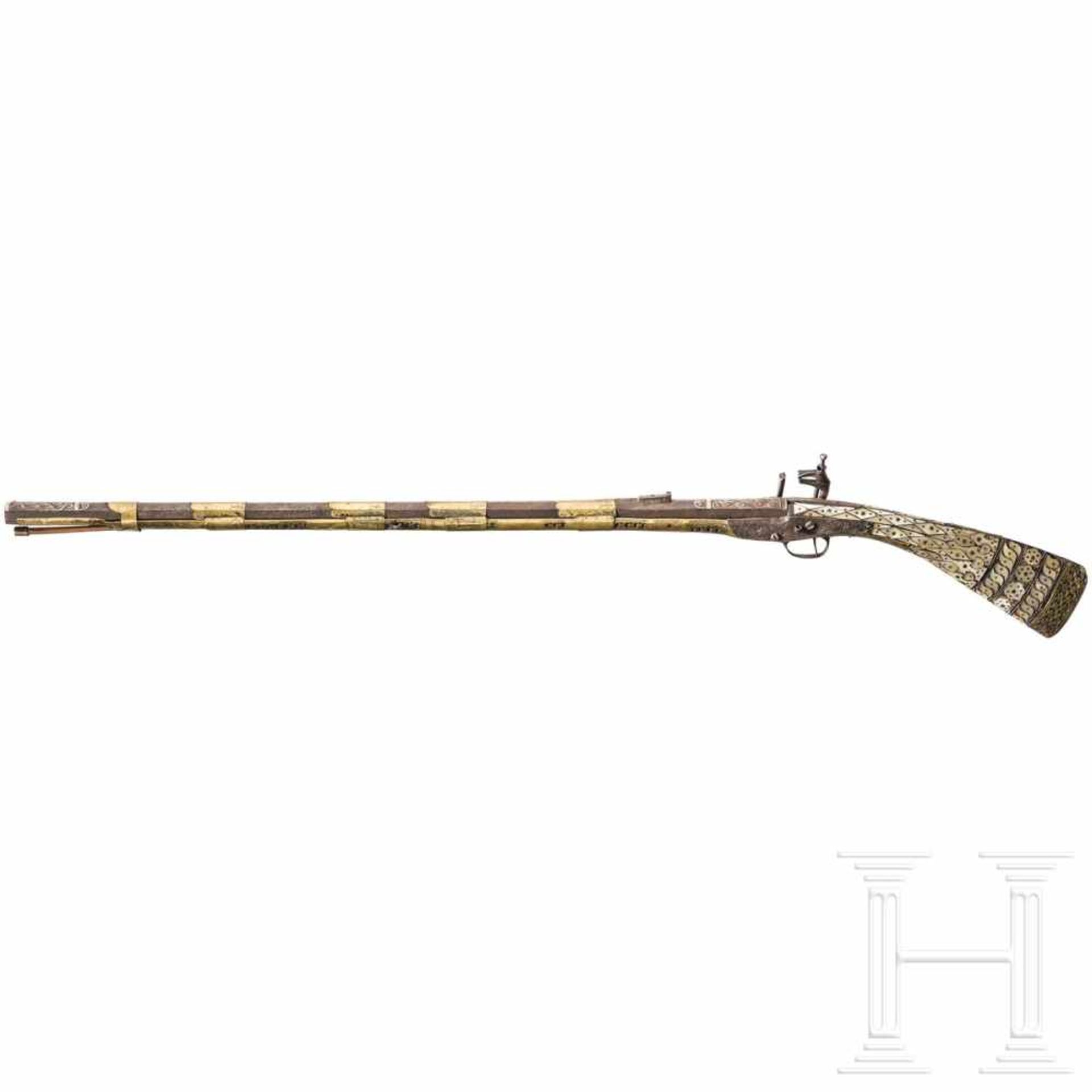 A mother-of-pearl fitted Bulgarian miquelet rifle, 1st half of the 19th centuryAchtkantiger, - Bild 2 aus 5