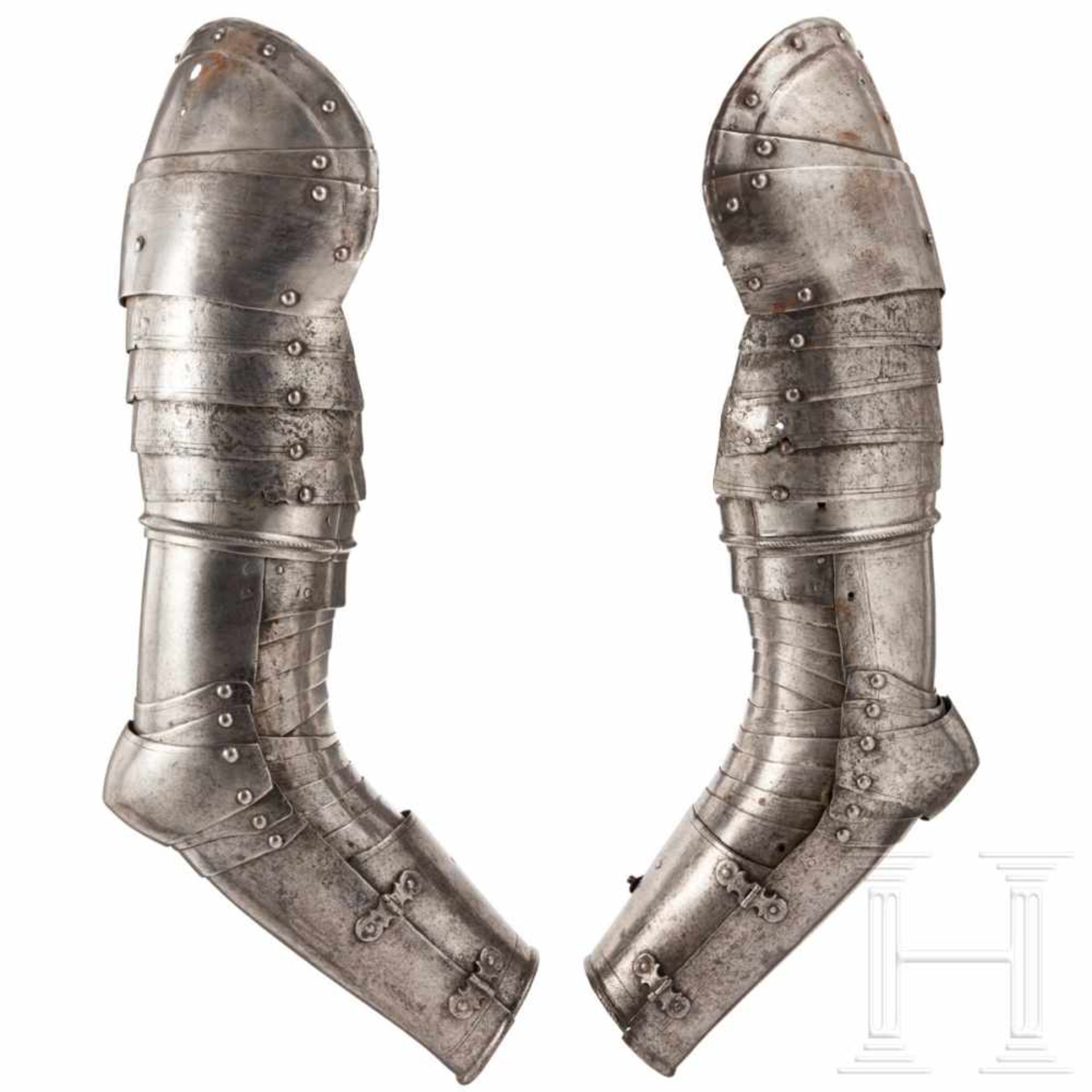 A pair of assembled German spaulders and arms, circa 1540Sechsfach geschobene, kleine Schultern. - Bild 2 aus 8